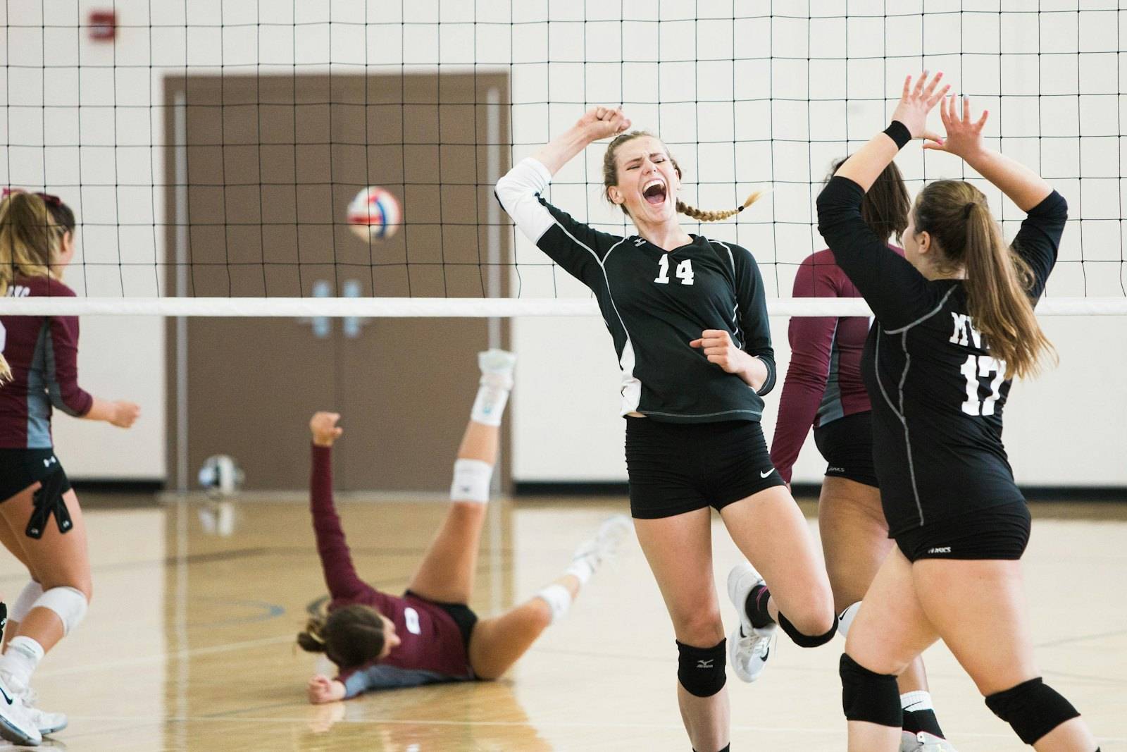 Volleyball players at the net